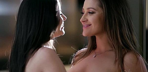  Dani Daniels, Shyla Jennings - Sharing The Bed